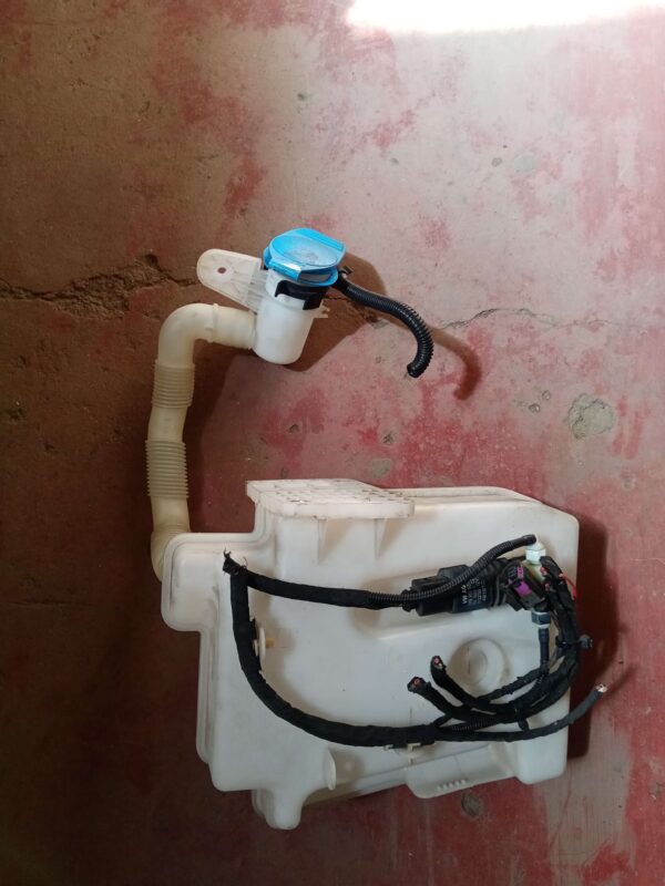 Volkswagen Golf 5/ Golf 6 Wiper Washer Tank - Image 2